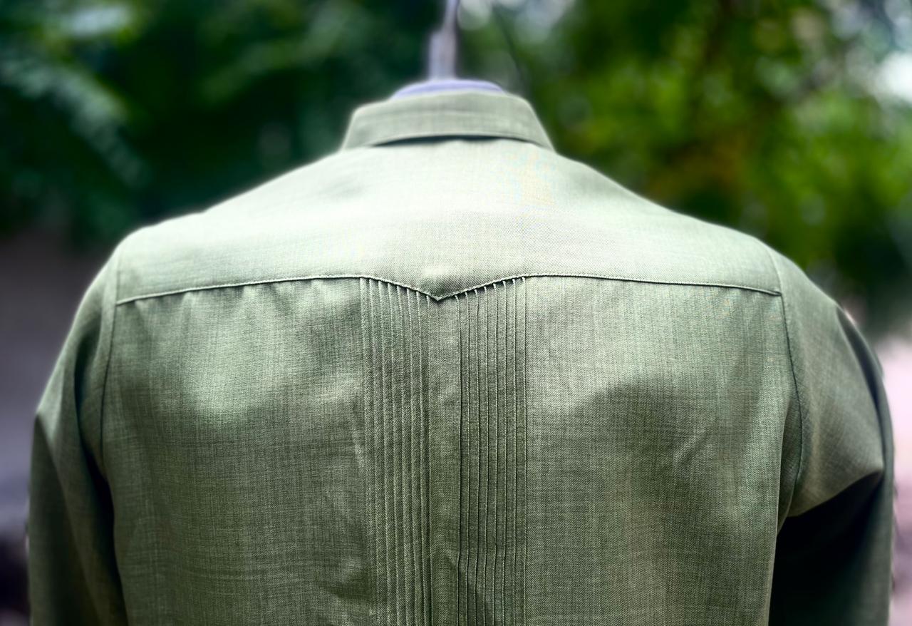 Guayabera Llamativa Verde Cipre