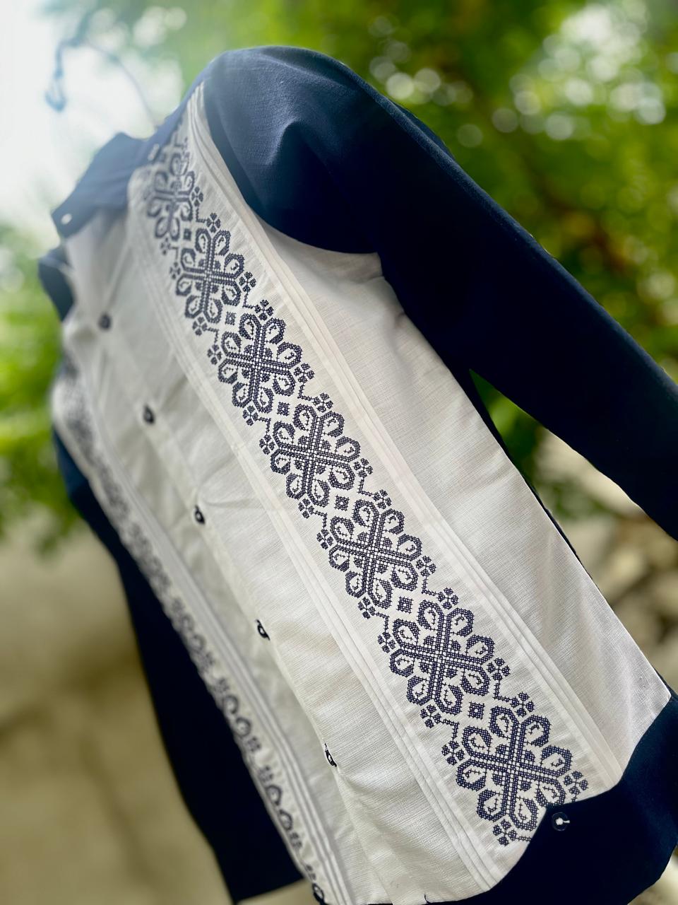 Guayabera Azul Pechera Blanca
